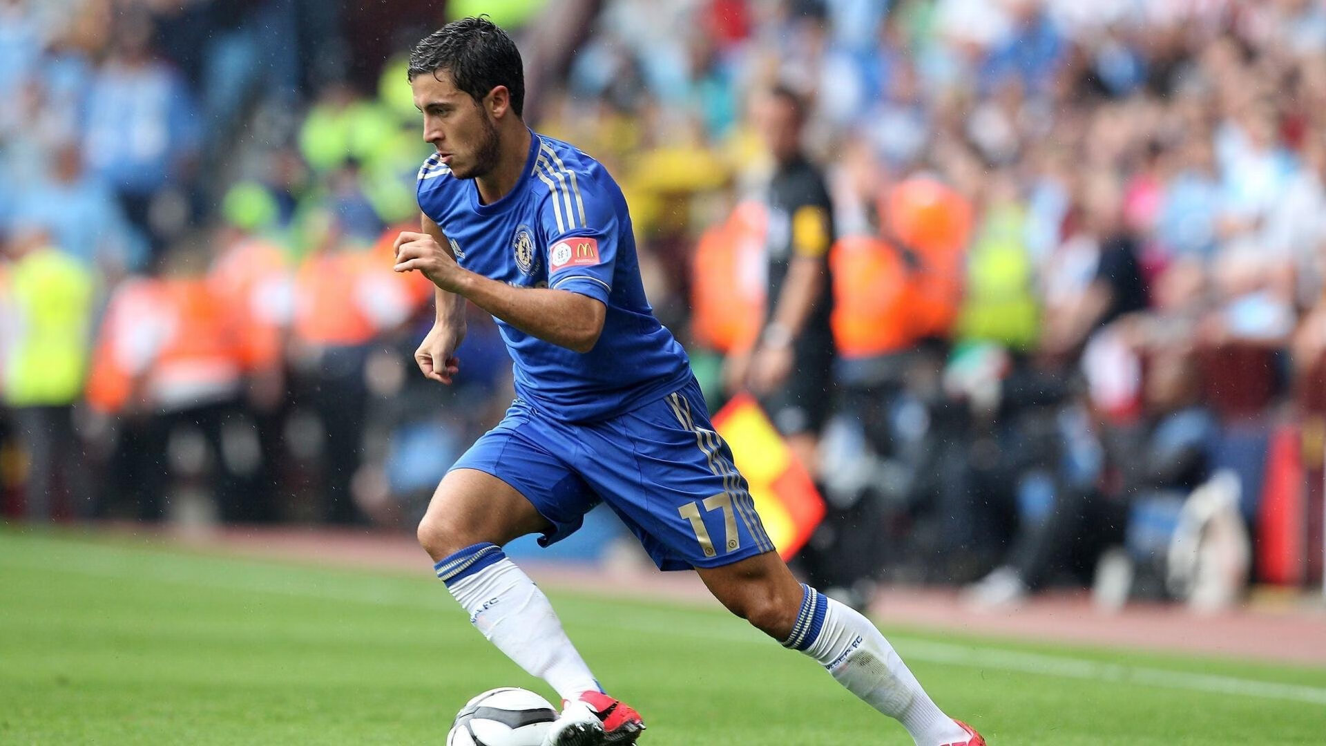 赛道与绿茵场,当阿坎吉在F1街道赛防守阿尔及利亚