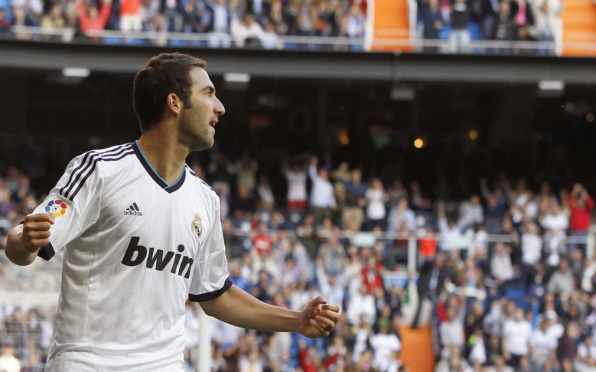 赛道与绿茵场,当阿坎吉在F1街道赛防守阿尔及利亚